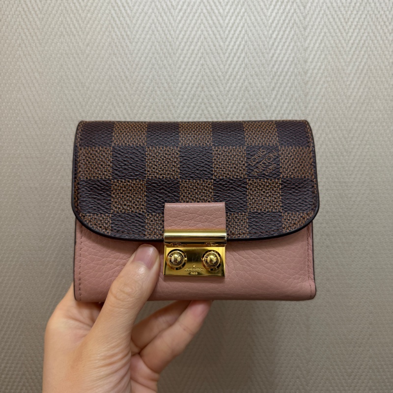 LV 咖格粉牛皮金釦三折短夾-0