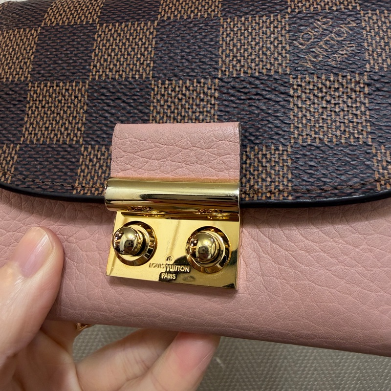 LV 咖格粉牛皮金釦三折短夾-1