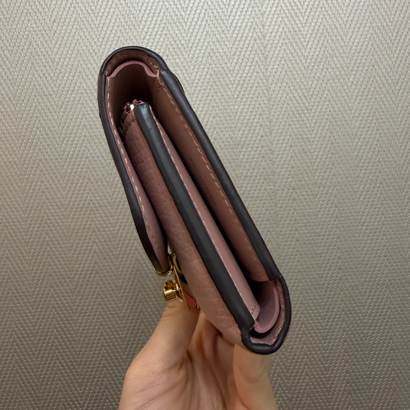 LV 咖格粉牛皮金釦三折短夾-3