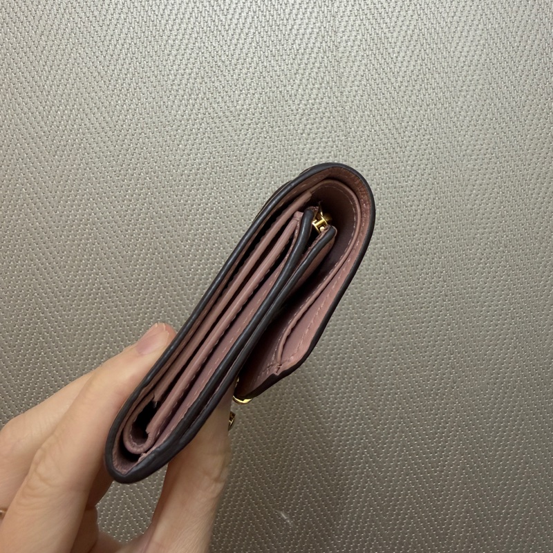 LV 咖格粉牛皮金釦三折短夾-4