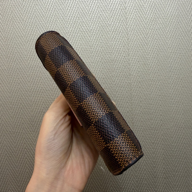 LV 咖格粉牛皮金釦三折短夾-5