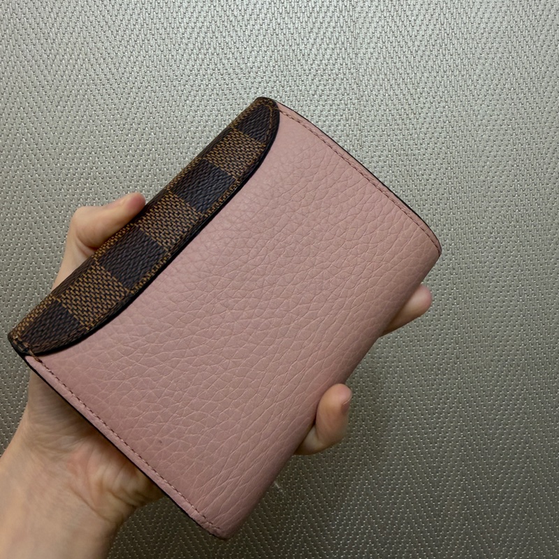 LV 咖格粉牛皮金釦三折短夾-6