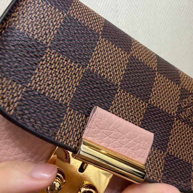 LV 咖格粉牛皮金釦三折短夾-10