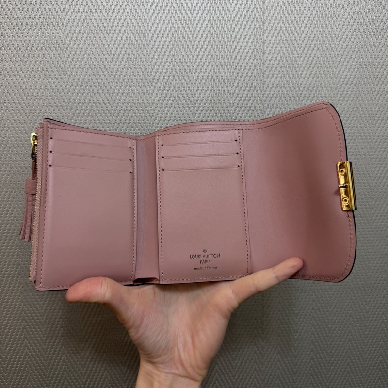 LV 咖格粉牛皮金釦三折短夾-12
