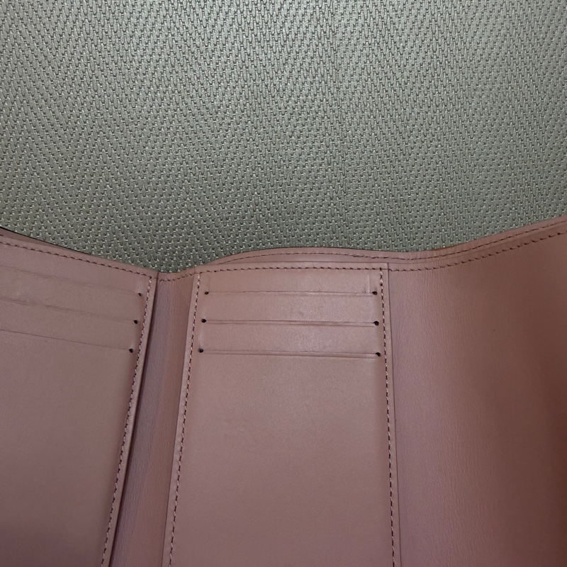 LV 咖格粉牛皮金釦三折短夾-14