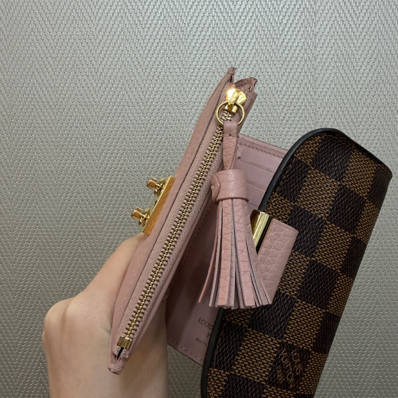 LV 咖格粉牛皮金釦三折短夾-17