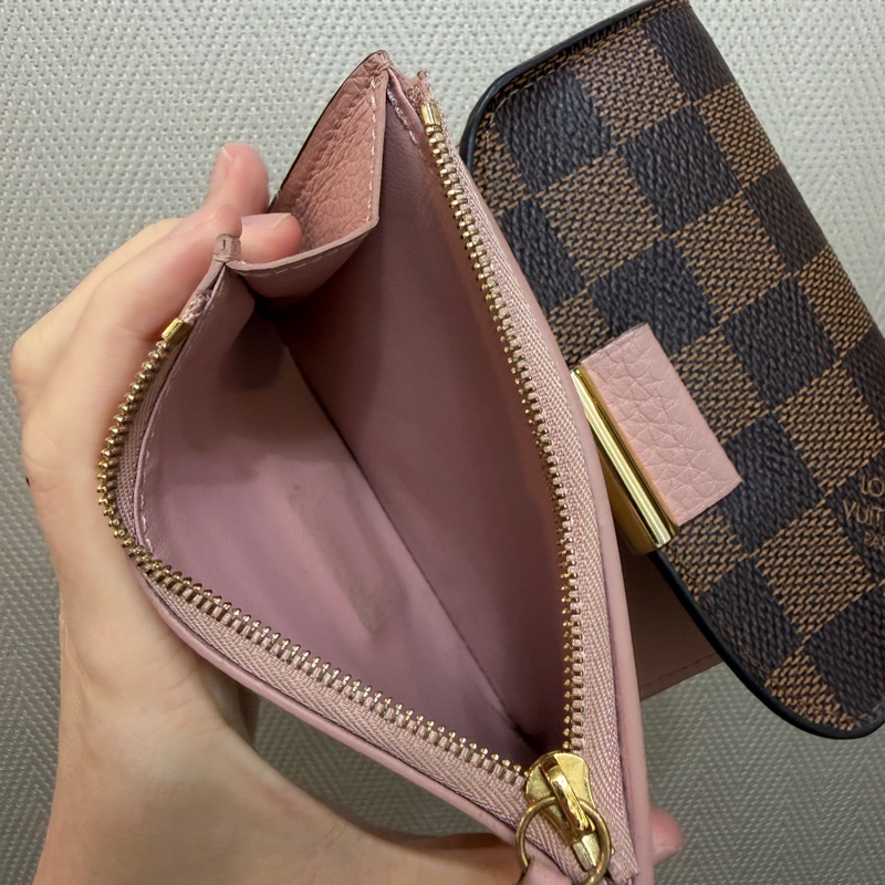 LV 咖格粉牛皮金釦三折短夾-18