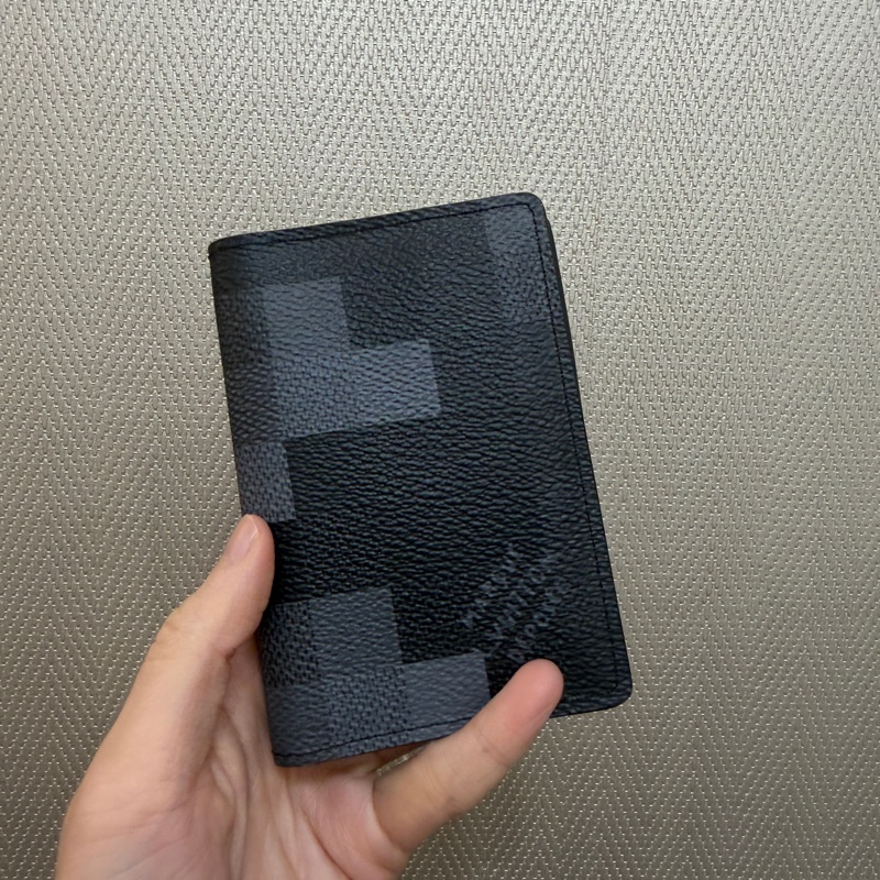 LV 黑灰漸層棋盤格對開卡夾M14928-0