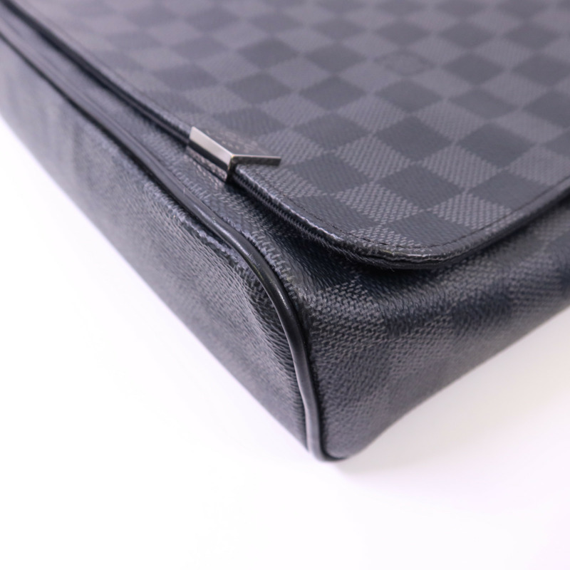 LOUIS VUITTON Damier Graphite District MM銀扣肩背袋-11