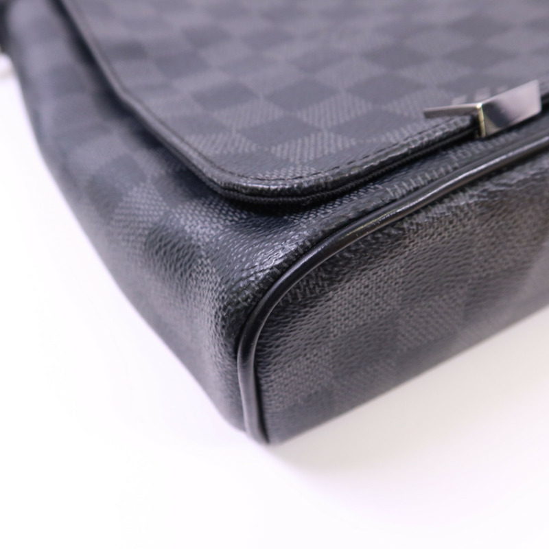 LOUIS VUITTON Damier Graphite District MM銀扣肩背袋-12