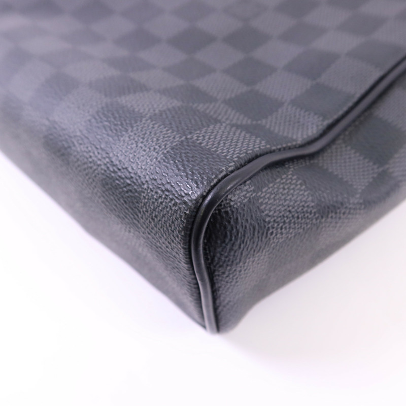 LOUIS VUITTON Damier Graphite District MM銀扣肩背袋-13