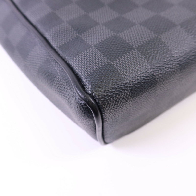 LOUIS VUITTON Damier Graphite District MM銀扣肩背袋-14