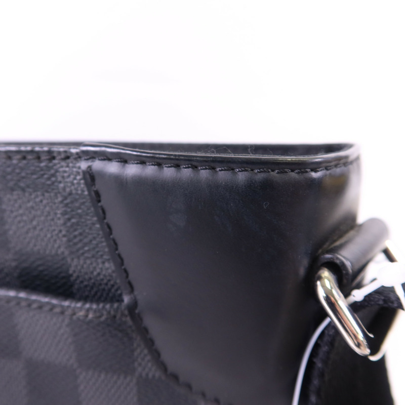 LOUIS VUITTON Damier Graphite District MM銀扣肩背袋-17