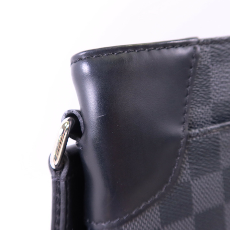 LOUIS VUITTON Damier Graphite District MM銀扣肩背袋-18