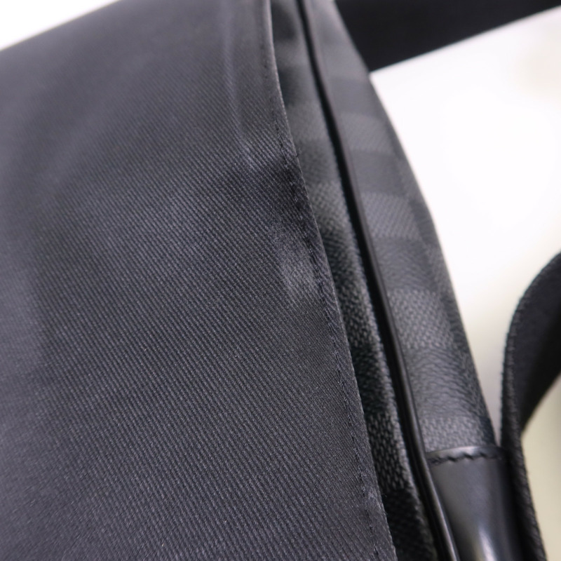 LOUIS VUITTON Damier Graphite District MM銀扣肩背袋-19