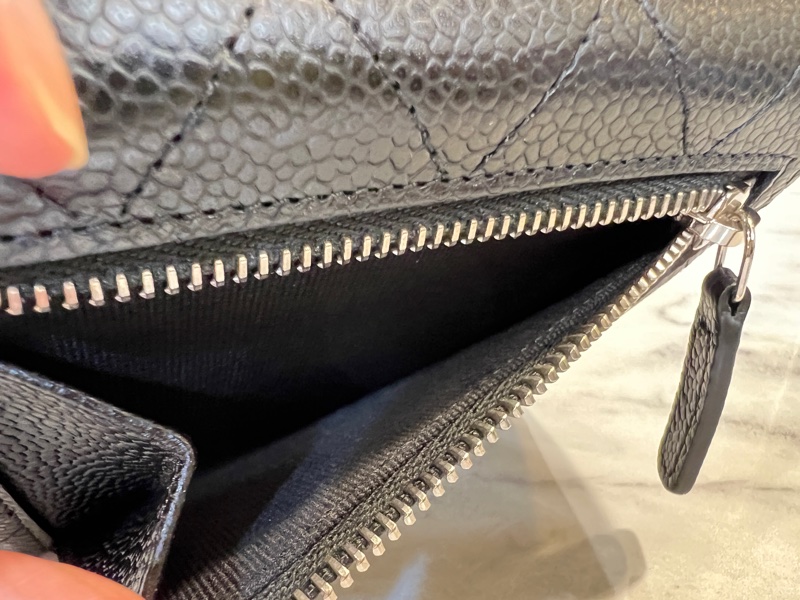 Chanel 黑荔枝牛皮銀釦下蓋6卡三折短夾-12
