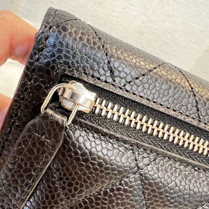 Chanel 黑荔枝牛皮銀釦下蓋6卡三折短夾-14