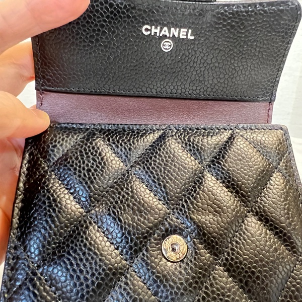 Chanel 黑荔枝牛皮銀釦下蓋6卡三折短夾-15