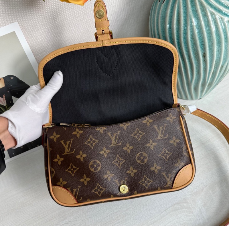 【98%新 有盒子】LV Diane  老花黑肩帶法棍包 芯片款-6