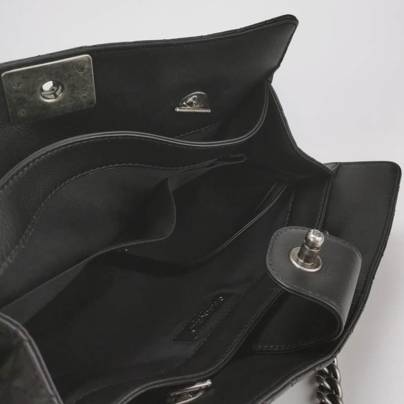 Chanel Boy Bag牛皮純色菱格絎縫方形雙C鎖扣單肩包-6