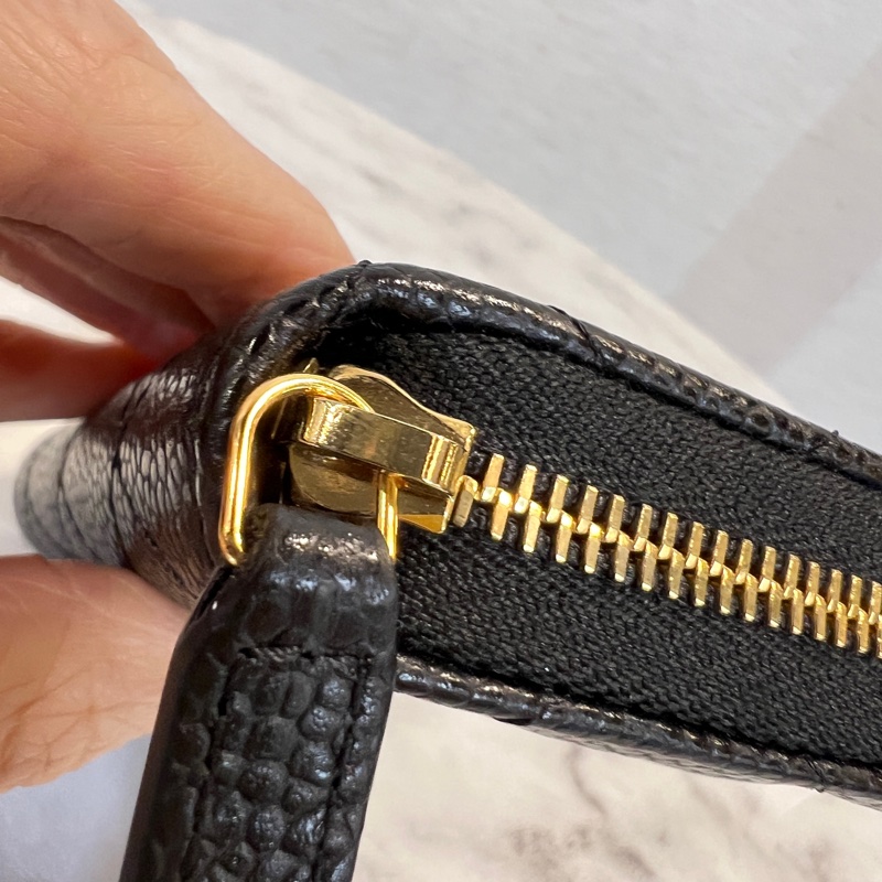 Chanel 黑荔枝皮金釦ㄇ拉零錢卡包-12