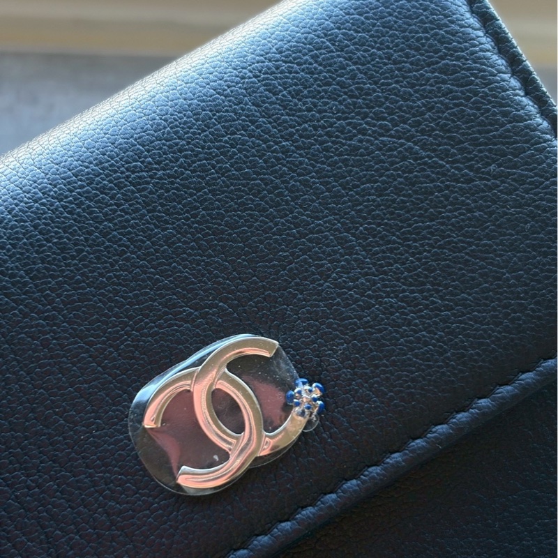 Chanel黑銀牛皮翻蓋短夾-2