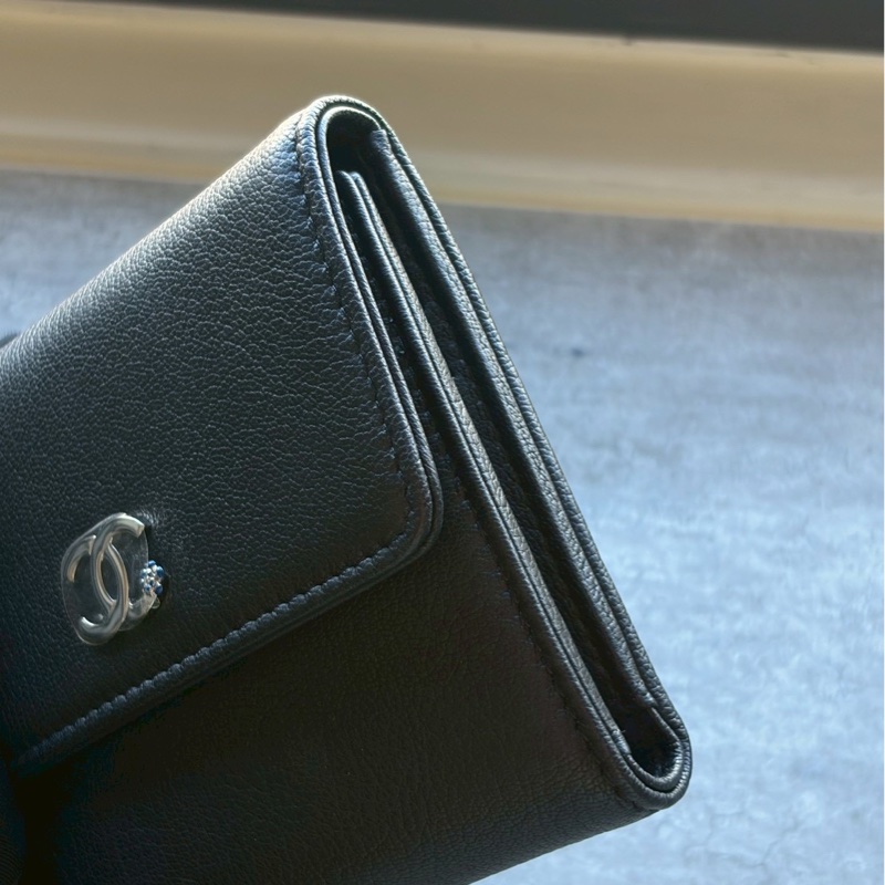 Chanel黑銀牛皮翻蓋短夾-4