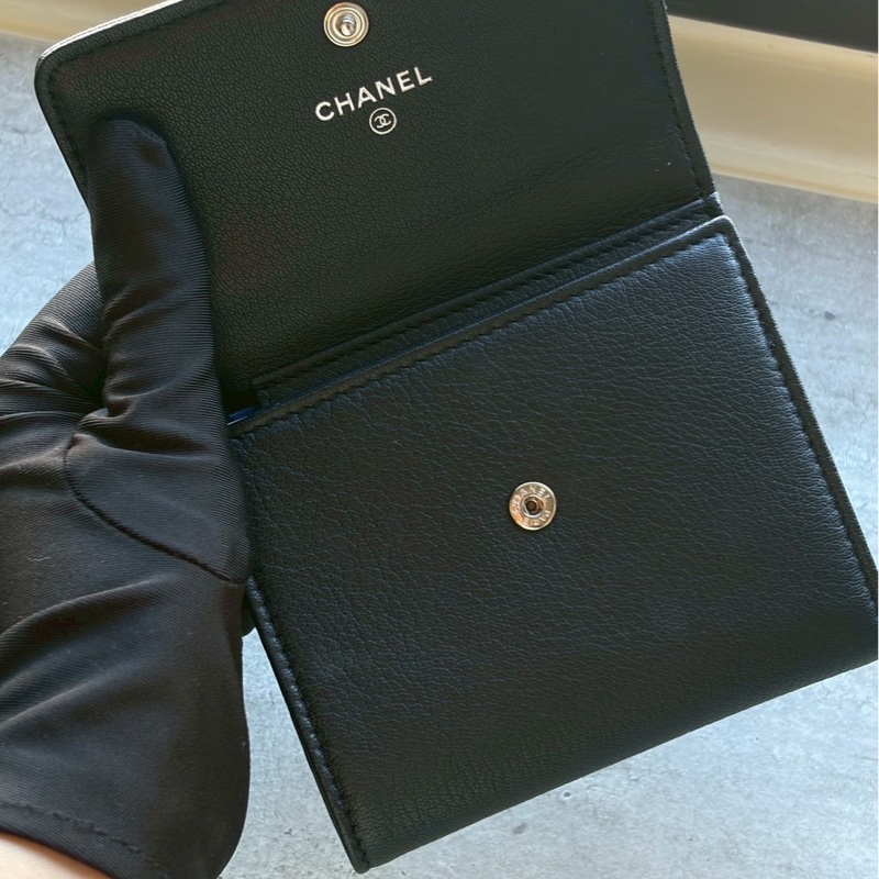 Chanel黑銀牛皮翻蓋短夾-6