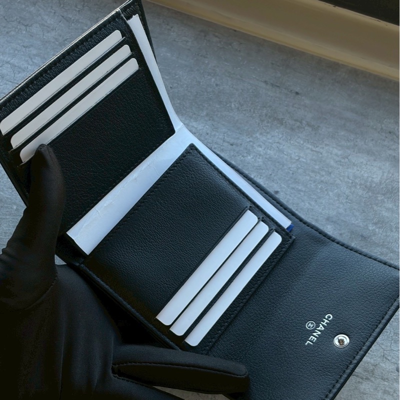 Chanel黑銀牛皮翻蓋短夾-8