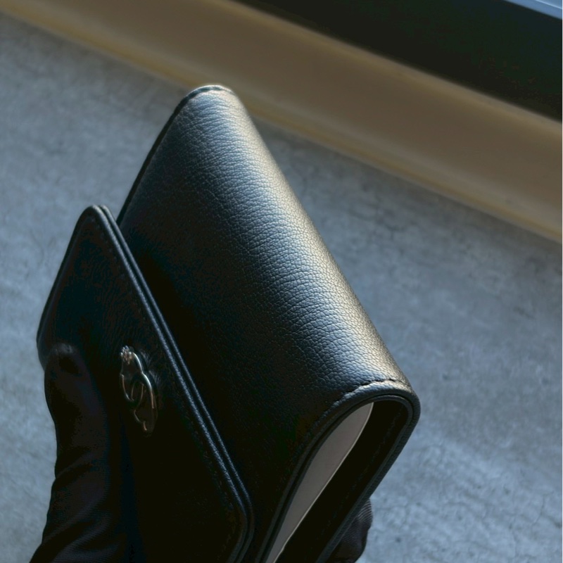 Chanel黑銀牛皮翻蓋短夾-9