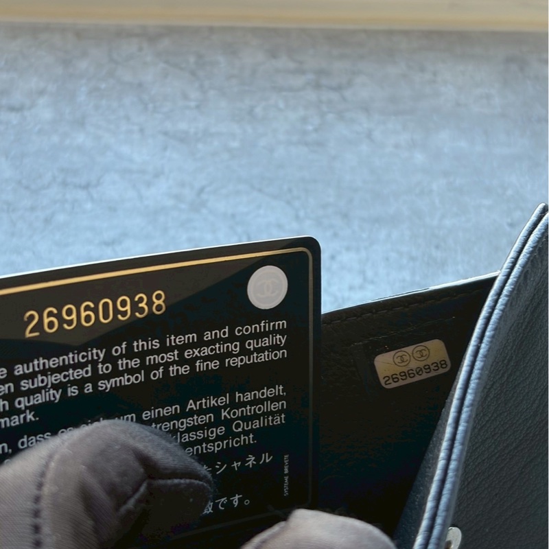 Chanel黑銀牛皮翻蓋短夾-11