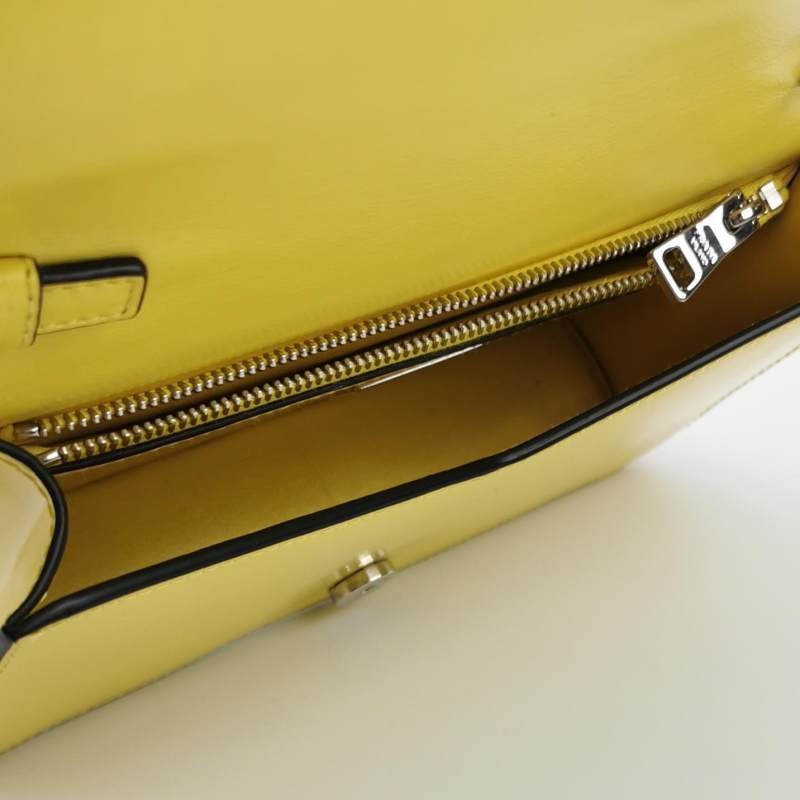 Prada牛皮純色三角徽標單肩包-6