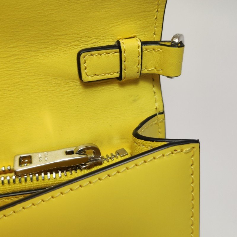 Prada牛皮純色三角徽標單肩包-9