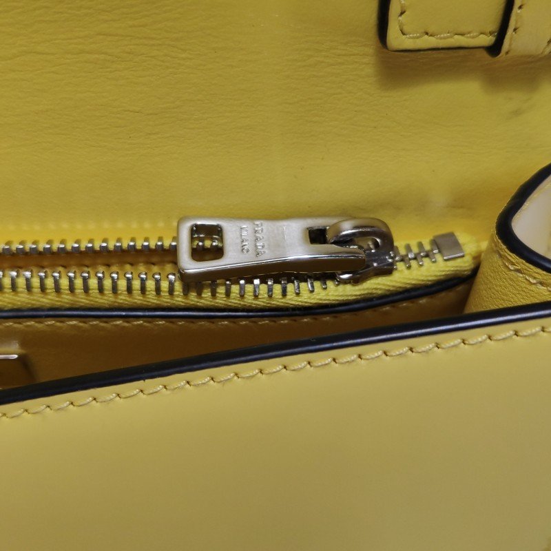 Prada牛皮純色三角徽標單肩包-12