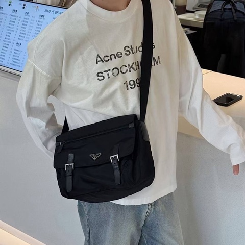 Prada 黑色郵差包 底長約30