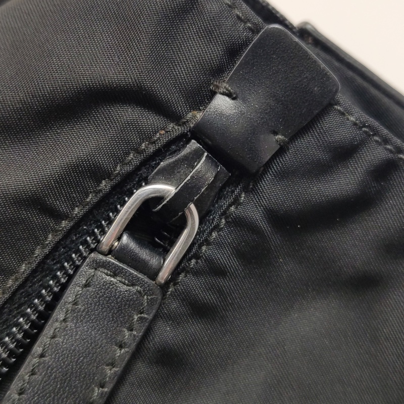 Prada 黑色郵差包 底長約30-11