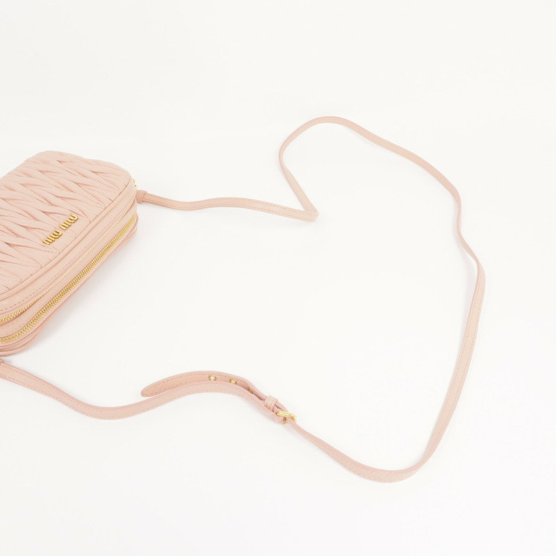 Miu Miu 羊皮皮革Matelasse Pouch金扣肩背袋-4