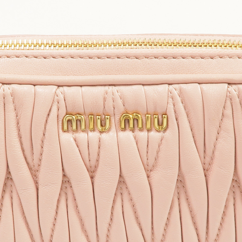 Miu Miu 羊皮皮革Matelasse Pouch金扣肩背袋-11