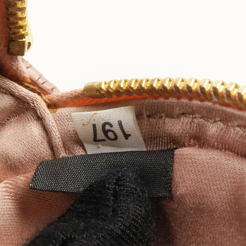 Miu Miu 羊皮皮革Matelasse Pouch金扣肩背袋-16