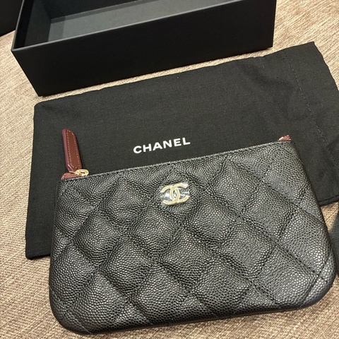 熱騰騰 超好用👍香奈兒Chanel 黑色小皮件 一字拉鍊 零錢包 荔枝片 經典款❤️