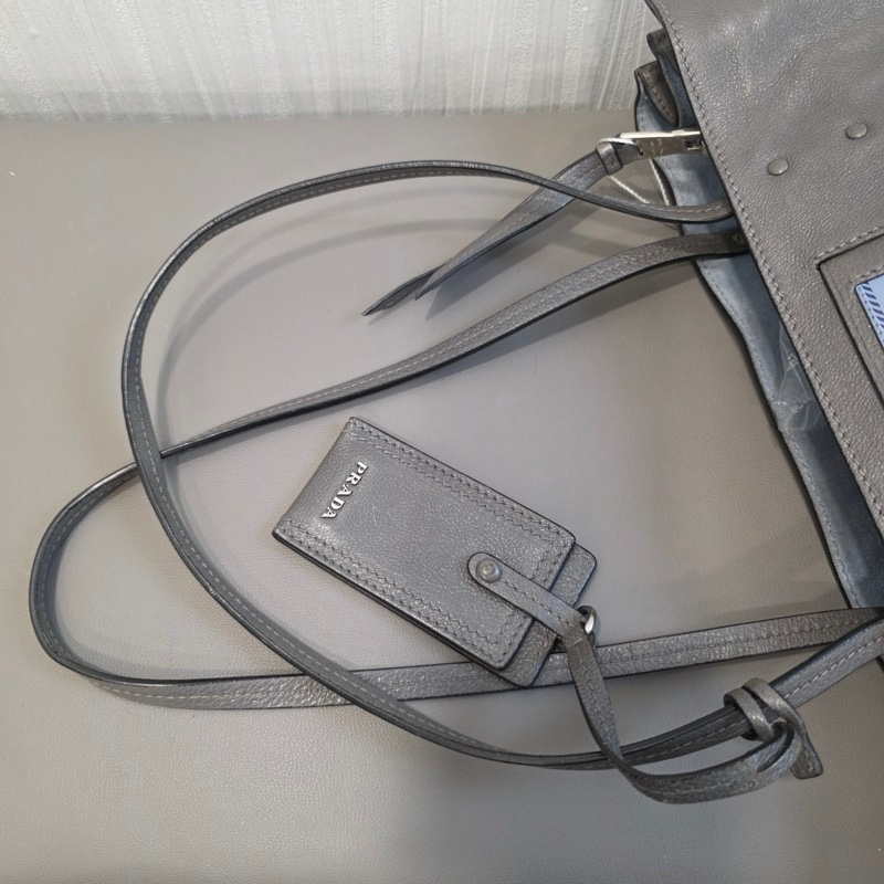 Prada藍標鐵灰色托特包-12