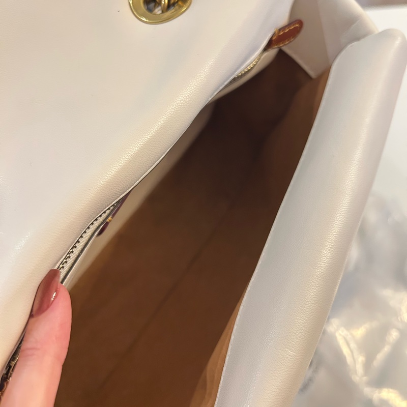 新款Pillow Madison 羊皮鏈條腋下斜跨包-9