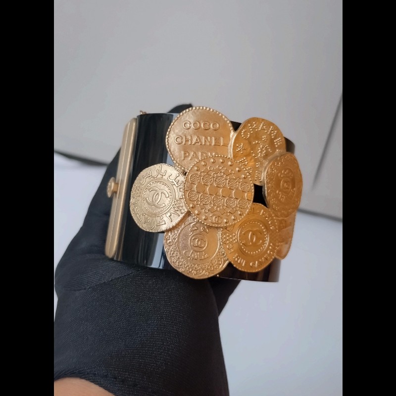 Chanel 黑色樹脂金幣寬版手環-1