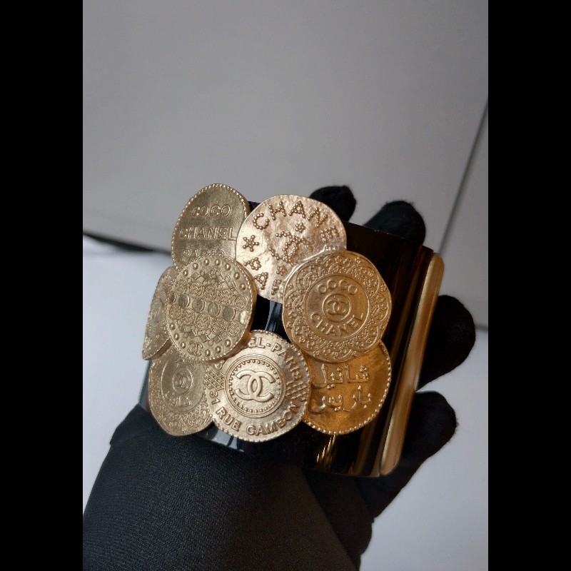Chanel 黑色樹脂金幣寬版手環-2