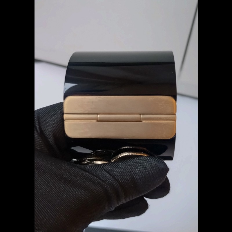 Chanel 黑色樹脂金幣寬版手環-3