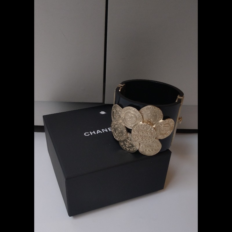 Chanel 黑色樹脂金幣寬版手環-4