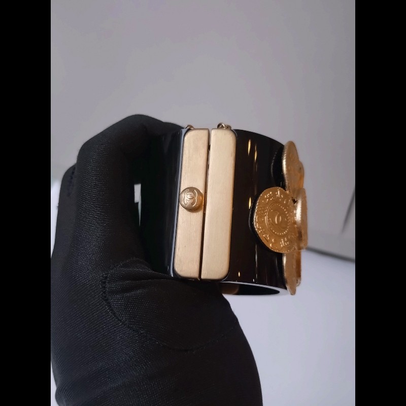 Chanel 黑色樹脂金幣寬版手環-6