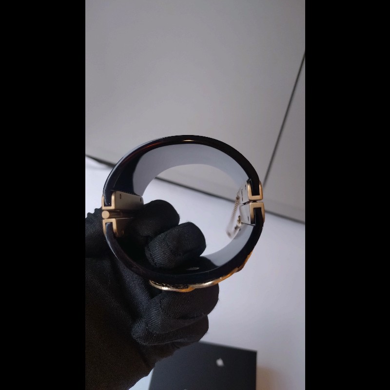 Chanel 黑色樹脂金幣寬版手環-7