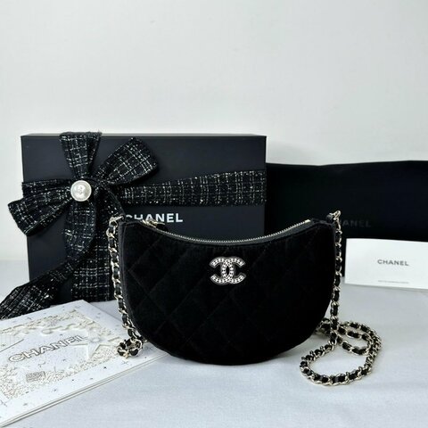 CHANEL 全新VIC絲絨半月鍊條包