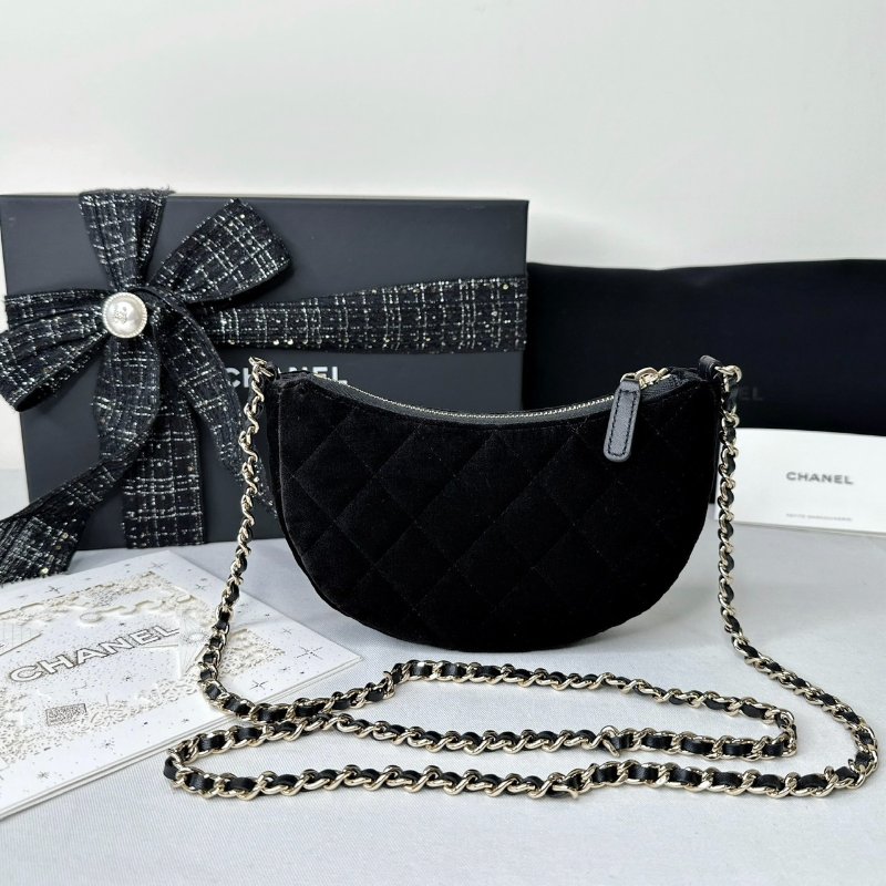 CHANEL 全新VIC絲絨半月鍊條包-2